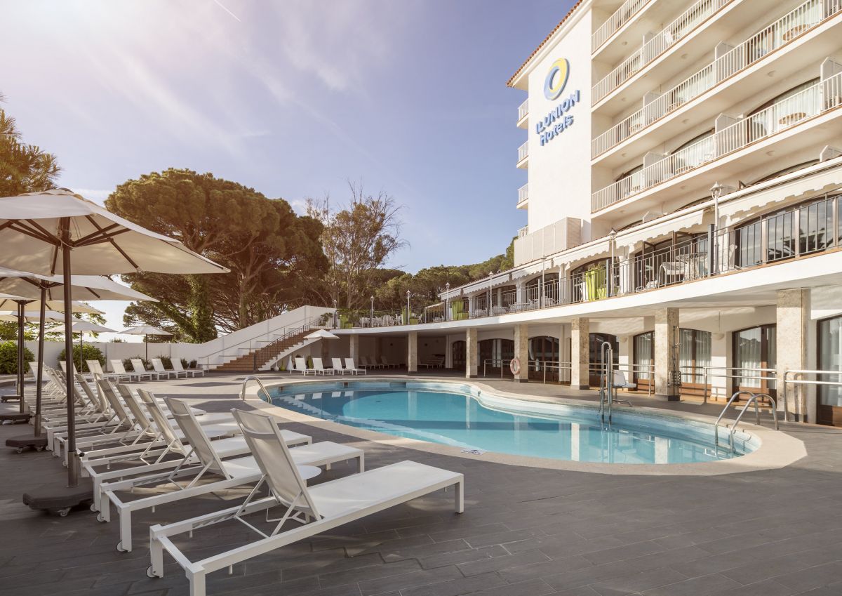 Piscina hotel ILUNION Caleta Park