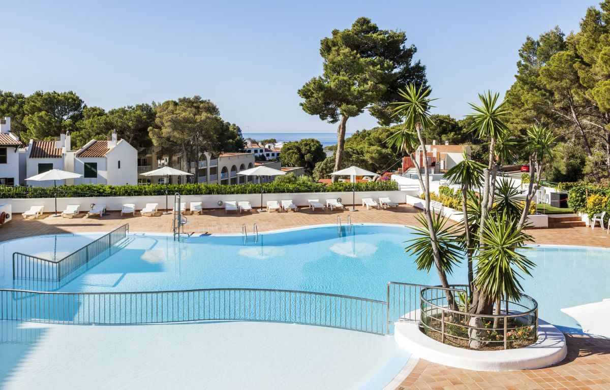 Piscina hotel ILUNION Menorca